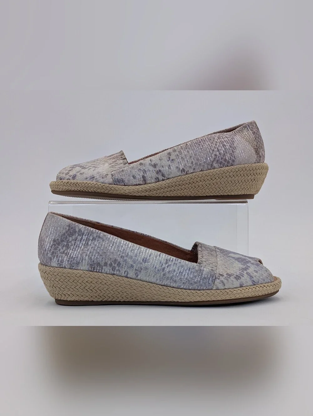 NWT Gentle Souls By Kenneth Cole Lissa Ruffle Sz 7.5 Metallic Silver/Purple